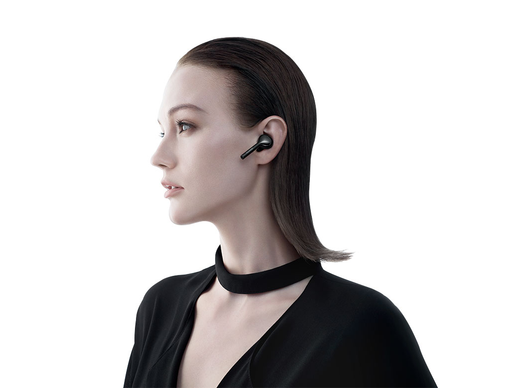 Huawei P20 Pro woman listening high resolution audio
