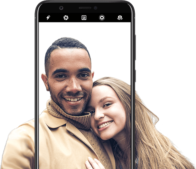 Couple photographed using the smart beauty feature - HUAWEI P smart